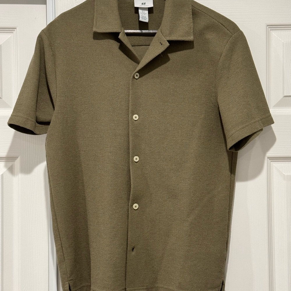 H&M Men's Casual Olive Button-Down Shirt